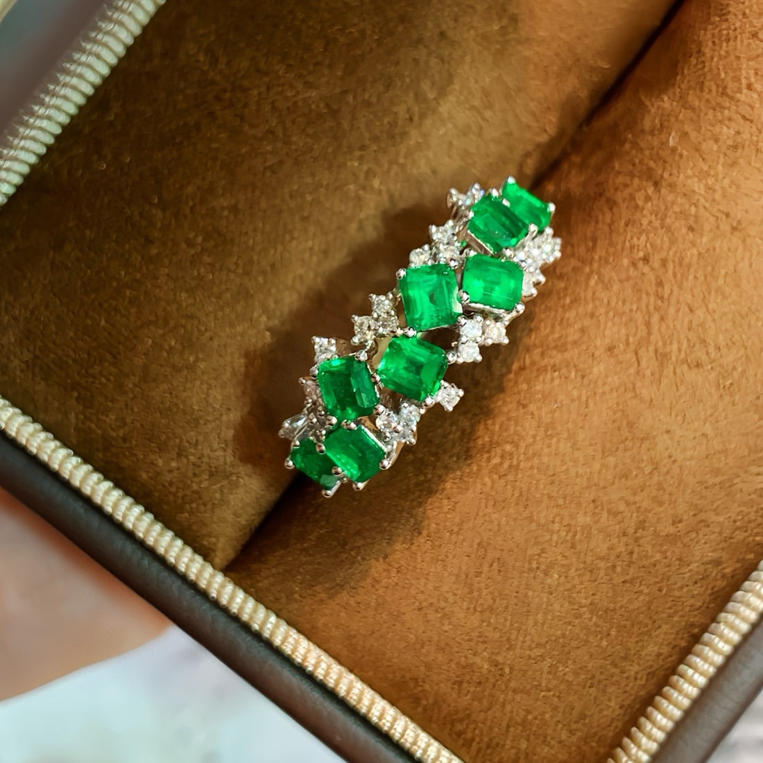 14k Gold 1.07 Ctw Vivid Green Natural Emerald & Diamond Ring: Ref:230975082 // gold content:14k gold // ring size:7. 25us // // main gemstone:emerald // shape:octagonal // carat weight:0. 91ct // color:vivid green // treatment:natural // // adjacent gemstone 2 :