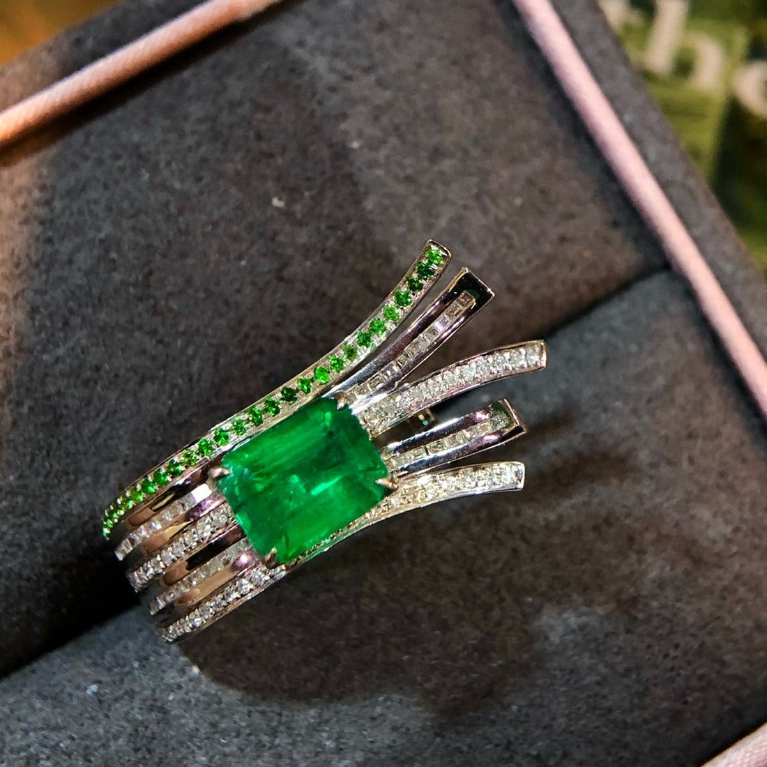 14k Gold 2 Ct Vivid Green Natural Emerald & Diamond Ring - 2