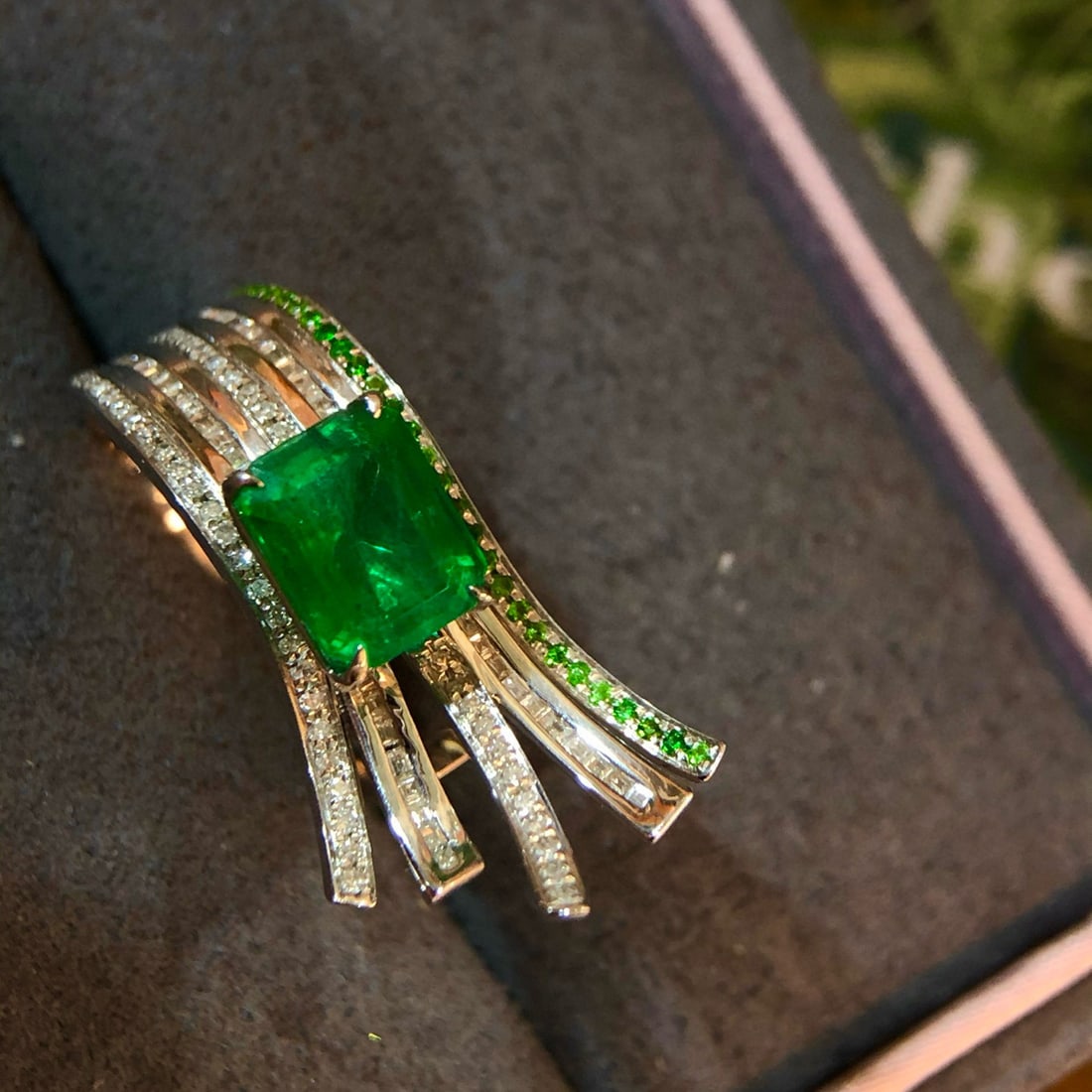 14k Gold 2 Ct Vivid Green Natural Emerald & Diamond Ring - 3