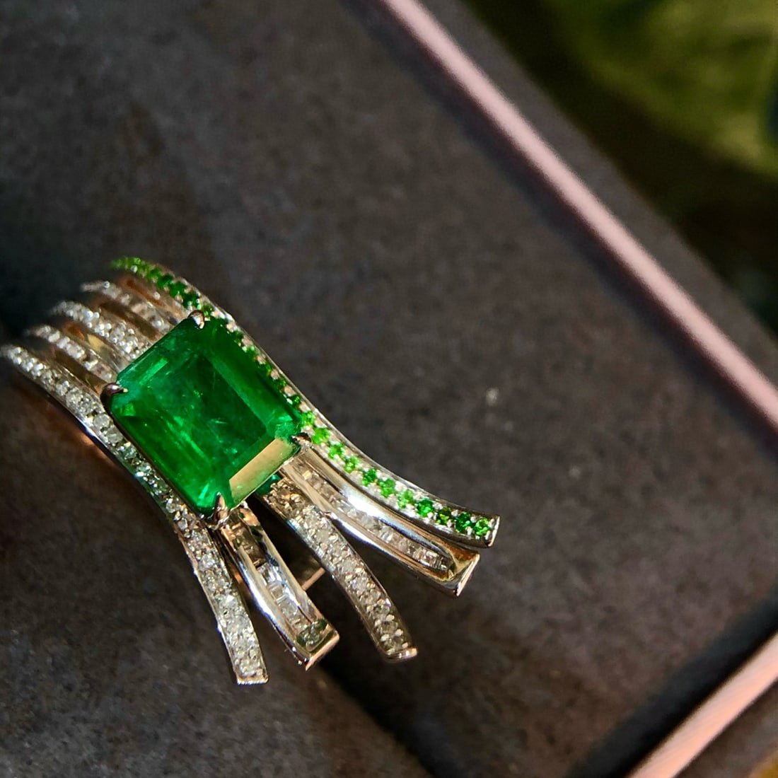 14k Gold 2 Ct Vivid Green Natural Emerald & Diamond Ring - 5