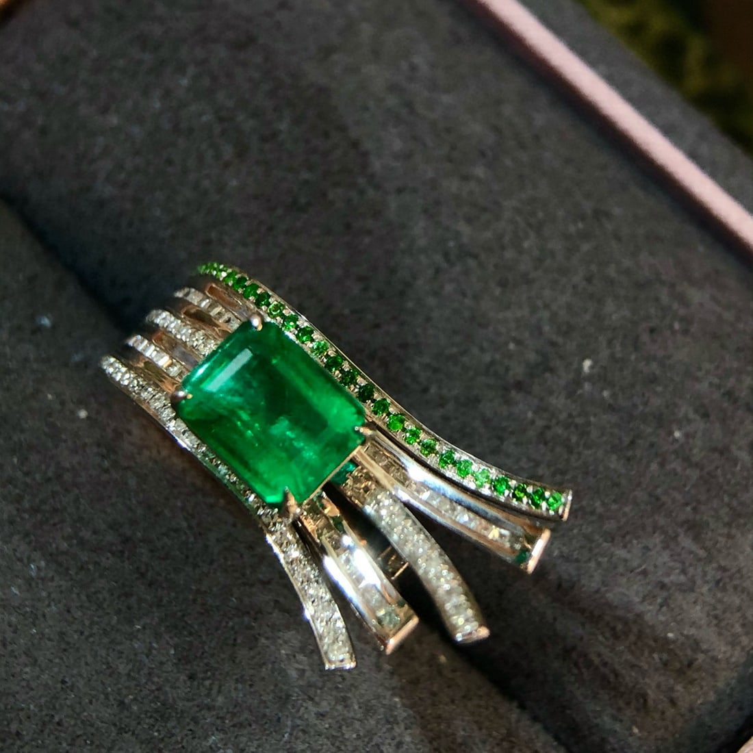 14k Gold 2 Ct Vivid Green Natural Emerald & Diamond Ring - 6