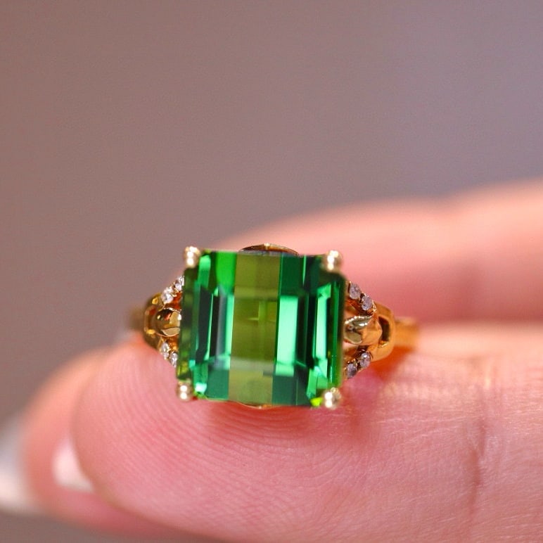 14k Gold 5.09 Ct Natural Tourmaline & Diamond Ring: Ref:230975107 // gold content:14k gold // ring size:7. 25us // // main gemstone:tourmaline // shape:octagonal // carat weight:5. 09ct // color:green // treatment:natural // // adjacent gemstone 2 :
