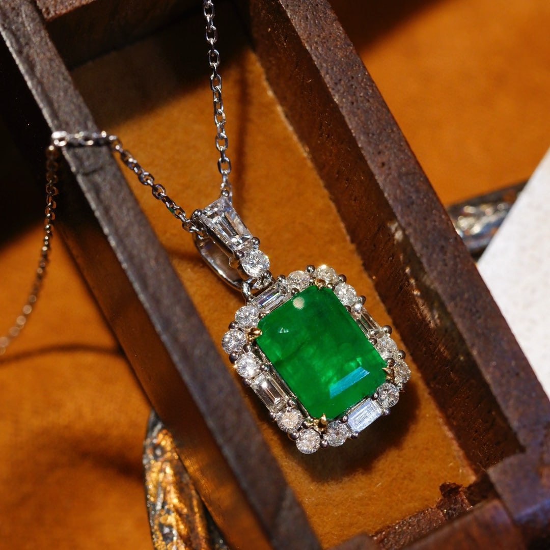 14k Gold 1.88 Ctw Vivid Green Natural Emerald & Diamond Necklace - 3