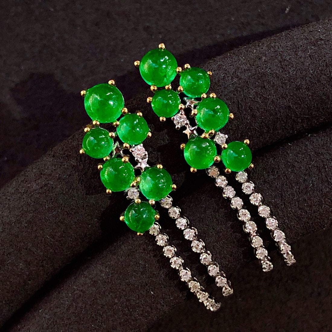 14k Gold 4.15 Ct Vivid Green Natural Emerald & Diamond Earrings: Ref:230975112 // gold content:14k gold // main gemstone:emerald // shape:round // carat weight:4. 15ct // color:vivid green // treatment:natural // cut grade:g // // adjacent gemstone 2 : diamond // s