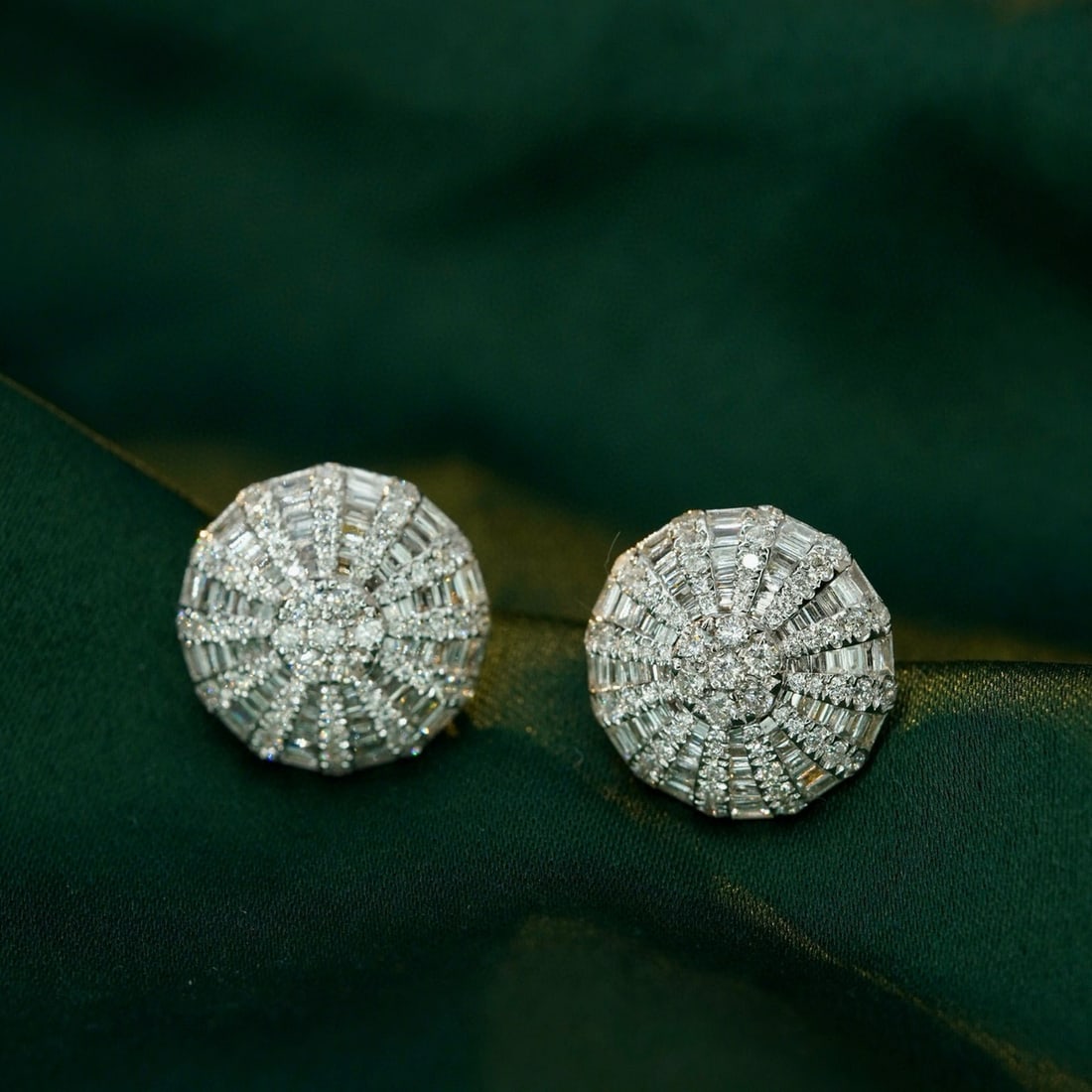 14k Gold 1.48 Ct Natural H Diamond Earrings: Ref:230975119 // gold content:14k gold // main gemstone:diamond // shape:multiply // carat weight:1. 48ct // clarity grade:vs-si // color:h // treatment:natural // Low Estimate: 5700 Condition: New