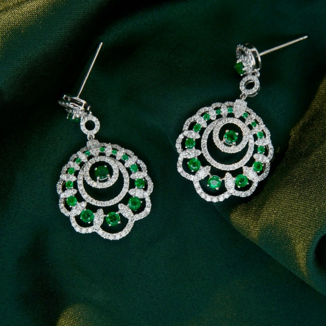 14k Gold 2.61 Ctw Vivid Green Natural Emerald & Diamond Earrings: Ref:230975121 // gold content:14k gold // main gemstone:emerald // shape:round // carat weight:1. 12ct // color:vivid green // treatment:natural // cut grade:g // // adjacent gemstone 2 : diamond //