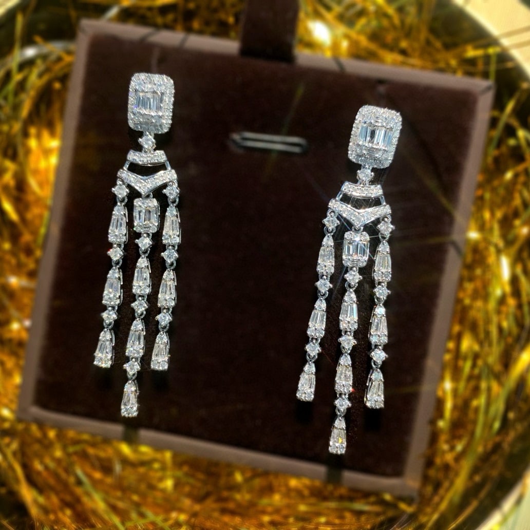 14k Gold 2.2 Ct Natural H Diamond Earrings: Ref:230975129 // gold content:14k gold // main gemstone:diamond // shape:multiply // carat weight:2. 2ct // clarity grade:vs-si // color:h // treatment:natural // Condition: New Low Estimate: 8800.00