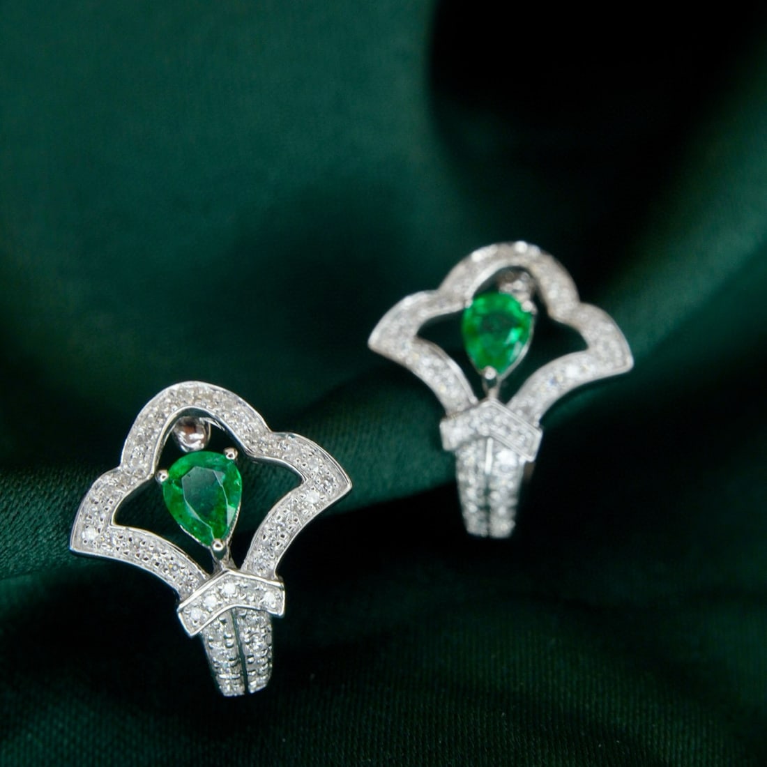 14k Gold 0.62 Ctw Vivid Green Natural Emerald & Diamond Earrings: Ref:230975120 // gold content:14k gold // main gemstone:emerald // shape:pear // carat weight:0. 38ct // color:vivid green // treatment:natural // // adjacent gemstone 2 : diamond // shape:round // ca