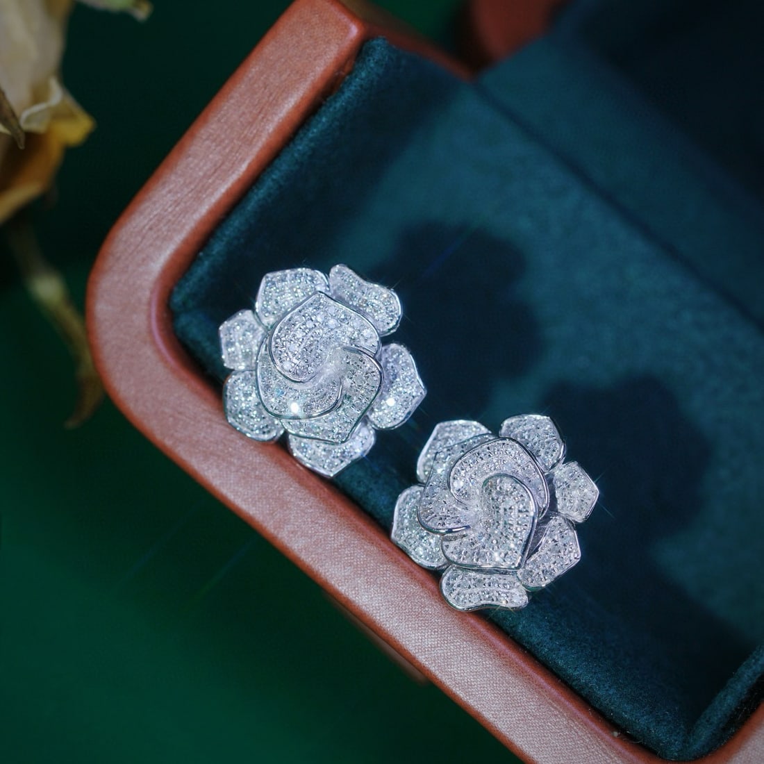 14k Gold 0.7 Ct Natural H Diamond & Flowers Earrings: Ref:230975136 // gold content:14k gold // main gemstone:diamond // shape:round // carat weight:0. 7ct // clarity grade:vs-si // color:h // treatment:natural // cut grade:g // Condition: New Low