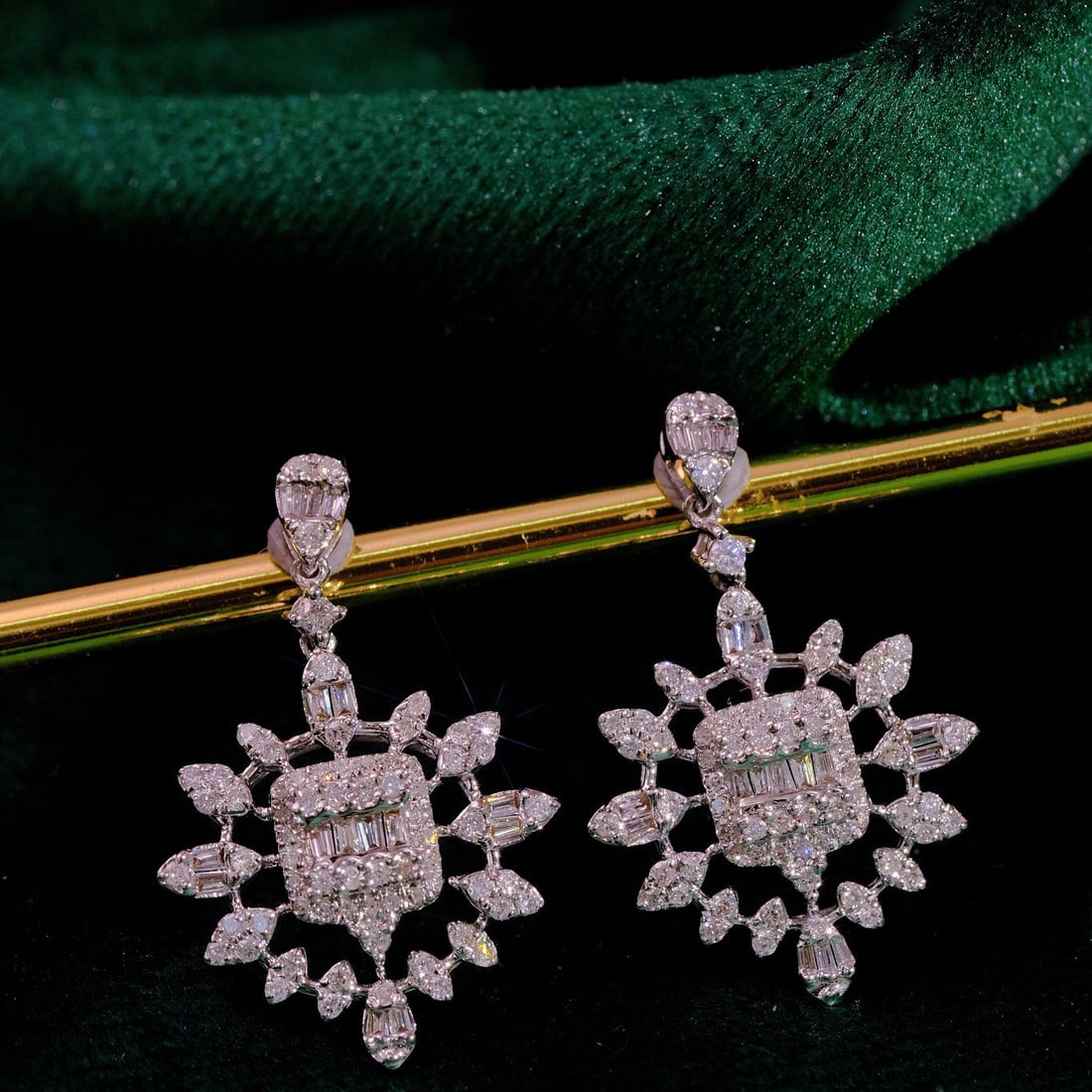 14k Gold 0.86 Ct Natural H Diamond Earrings: Ref:230975140 // gold content:14k gold // main gemstone:diamond // shape:multiply // carat weight:0. 86ct // clarity grade:vs-si // color:h // treatment:natural // Condition: New Low Estimate: