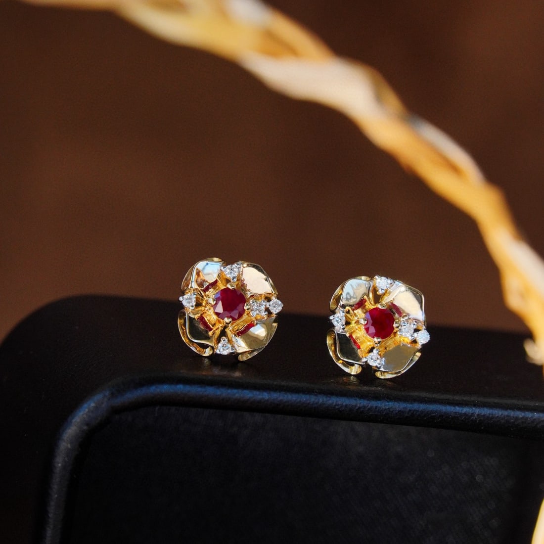 14k Gold 0.46 Ctw Natural Ruby & Diamond Earrings: Ref:230975204 // gold content:14k gold // main gemstone:ruby // shape:round // carat weight:0. 36ct // color:red // treatment:natural // cut grade:g // // adjacent gemstone 2 : diamond // shape:round
