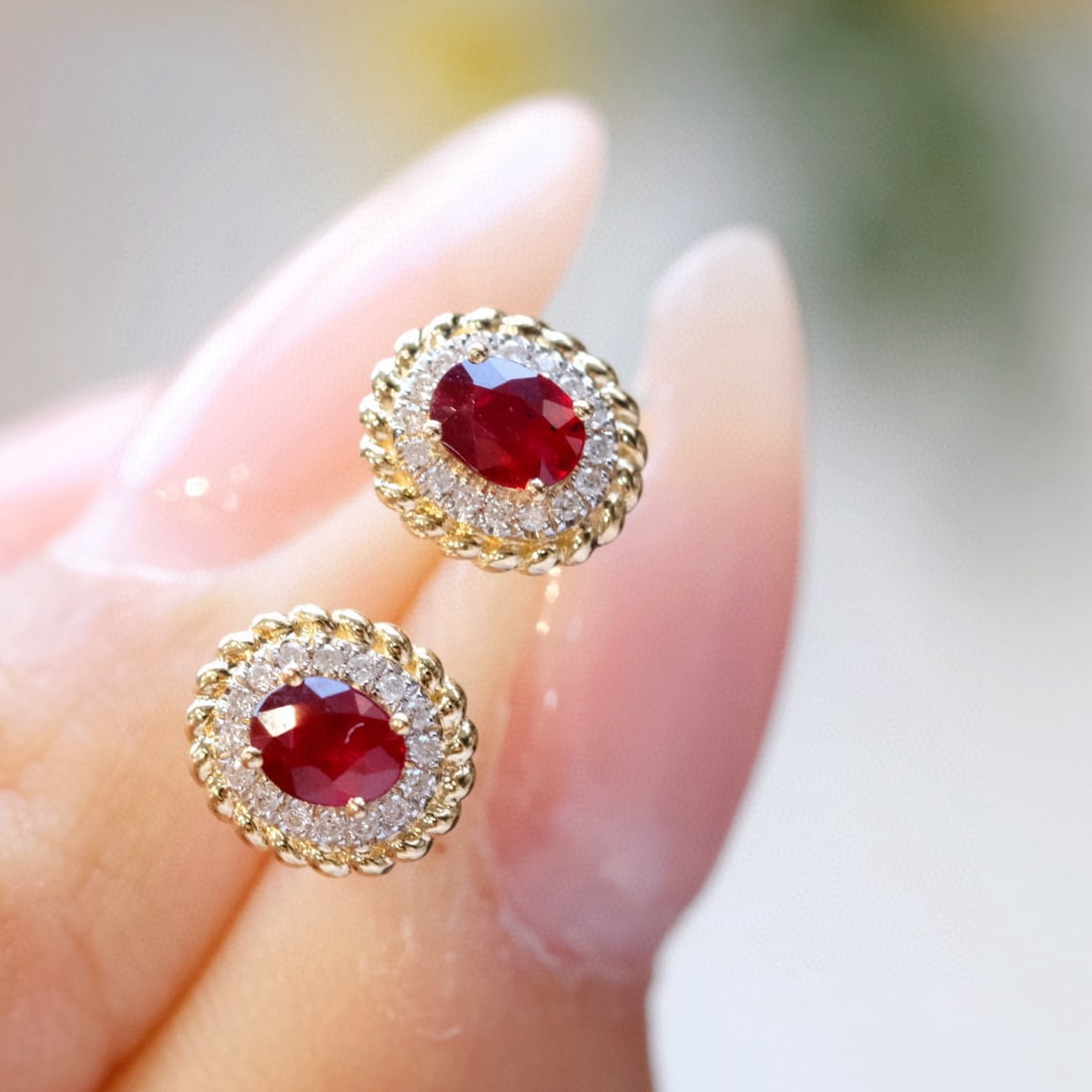14k Gold 0.55 Ct Natural Ruby & Diamond Earrings: Ref:230975222 // gold content:14k gold // main gemstone:ruby // shape:oval // carat weight:0. 55ct // color:pigeonblood red // treatment:natural // // adjacent gemstone 2 : diamond // shape:round //