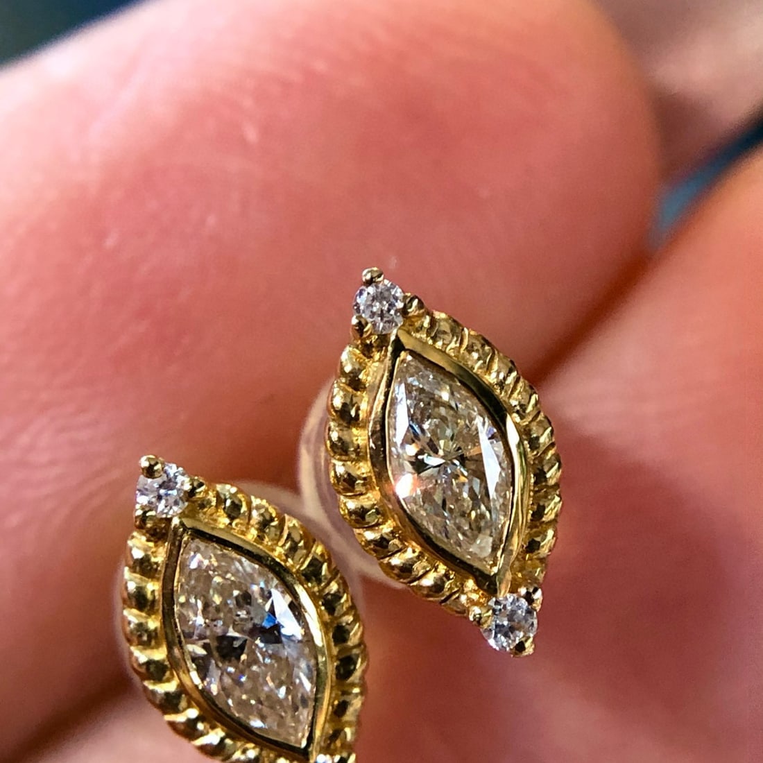 14k Gold 0.4 Ct Natural H Diamond Earrings: Ref:230975226 // gold content:14k gold // main gemstone:diamond // shape:multiply // carat weight:0. 4ct // clarity grade:vs-si // color:h // treatment:natural // Low Estimate: 2600 High Estimate: