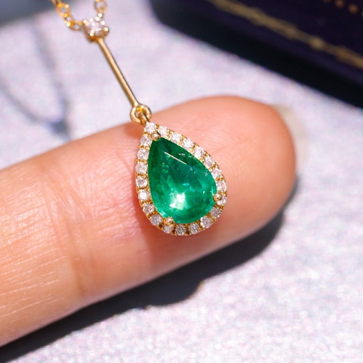 14k Gold 1.23 Ctw Vivid Green Natural Emerald & Diamond Necklace: Ref:230975225 // gold content:14k gold // main gemstone:emerald // shape:pear // carat weight:1. 07ct // color:vivid green // treatment:natural // // adjacent gemstone 2 : diamond // shape:round // ca