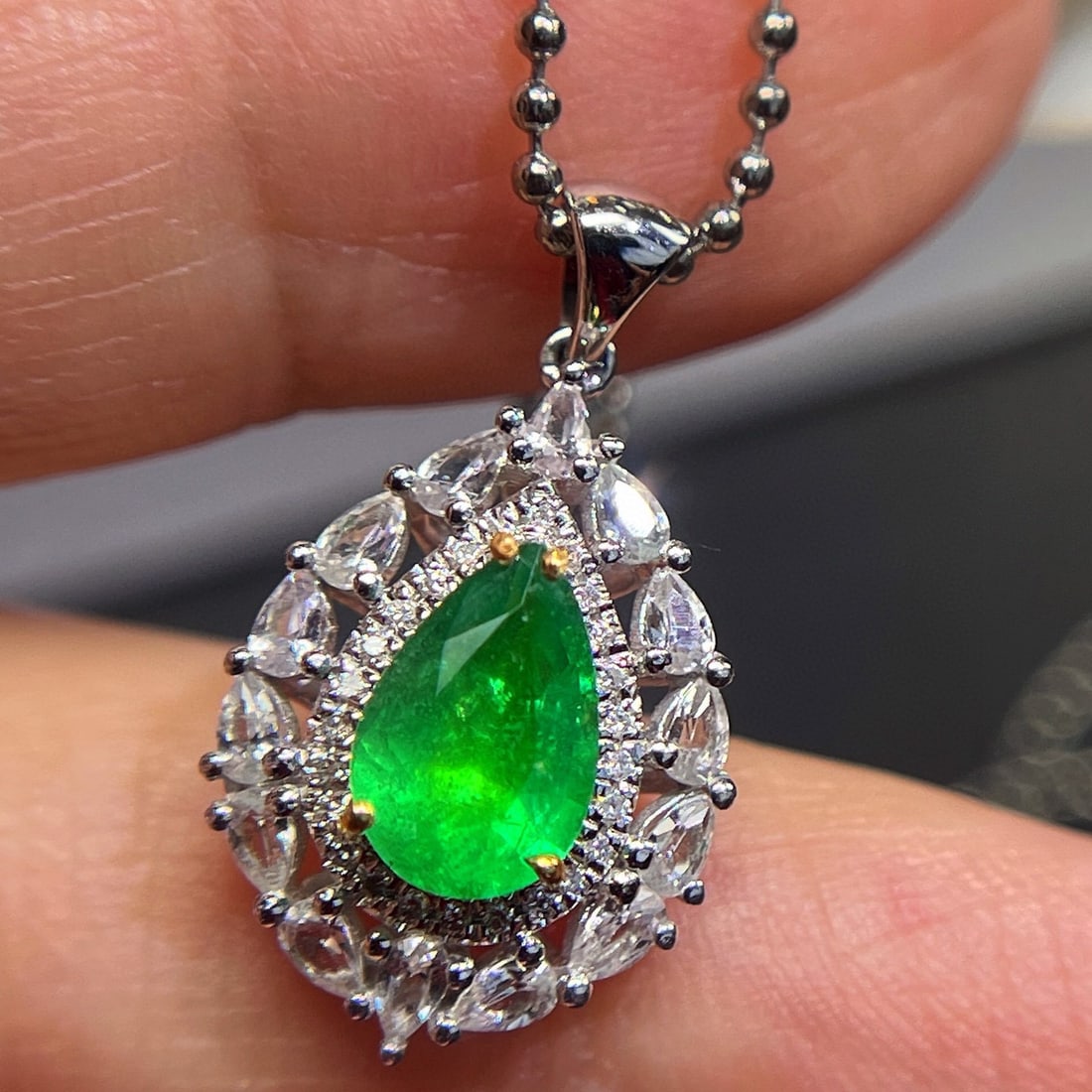 14k Gold 1.5 Ctw Vivid Green Natural Emerald & Sapphire Pendant( Without Chain ): Ref:230975236 // gold content:14k gold // main gemstone:emerald // shape:pear // carat weight:1ct // color:vivid green // treatment:natural // // adjacent gemstone 2 : sapphire // shape:pear // carat