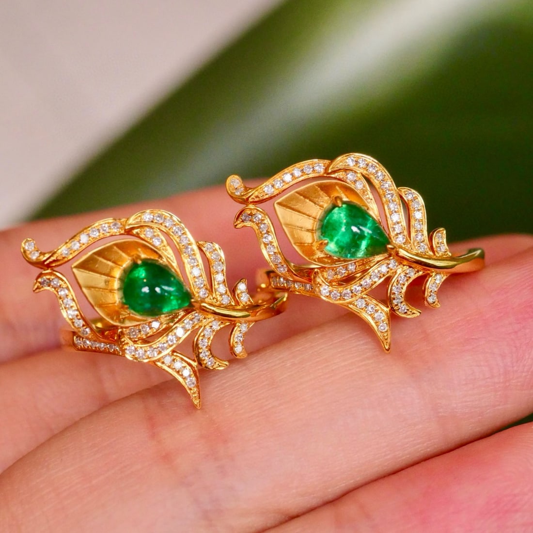 14k Gold 0.70 Ctw Vivid Green Natural Emerald & Diamond Ring - 2
