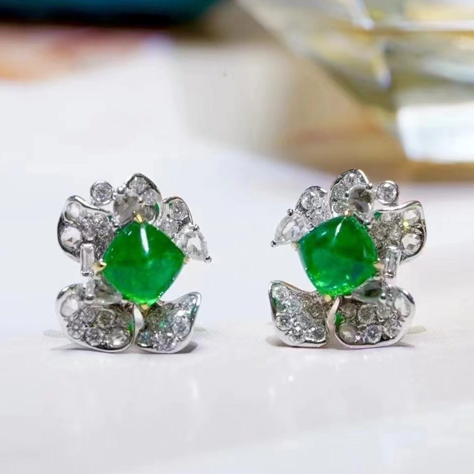 14k Gold 1.65 Ct Vivid Green Natural Emerald & Diamond Earrings: Ref:230975242 // gold content:14k gold // main gemstone:emerald // shape:suger-loaf // carat weight:1. 65ct // color:vivid green // treatment:natural // // adjacent gemstone 2 : diamond // shape:multi