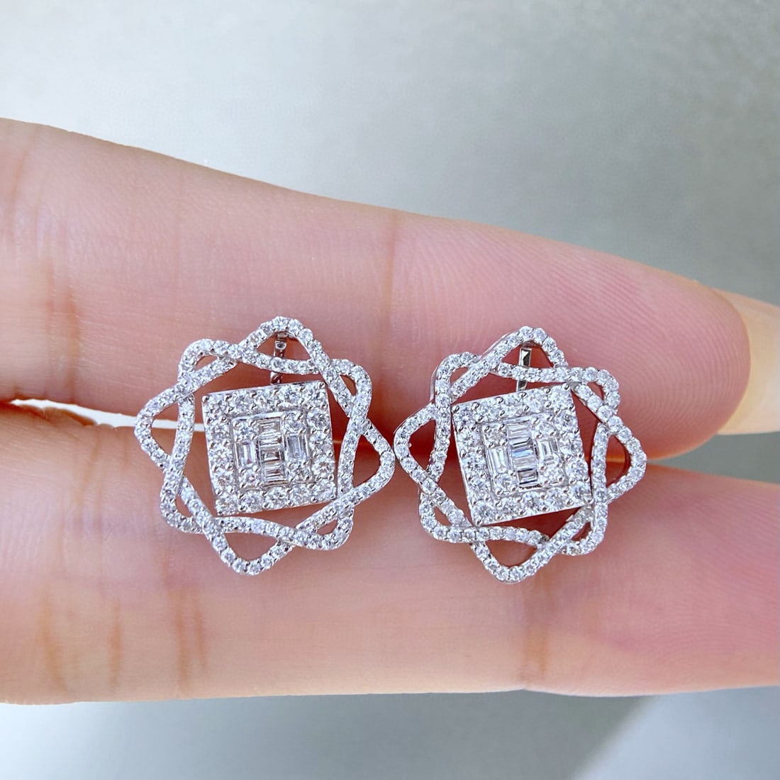 14k Gold 1.00 Ct Natural H Diamond Earrings: Ref:230976070 // gold content:14k gold // main gemstone:diamond // shape:multiply // carat weight:1. 00ct // clarity grade:vs-si // color:h // treatment:natural // Condition: New Low Estimate: