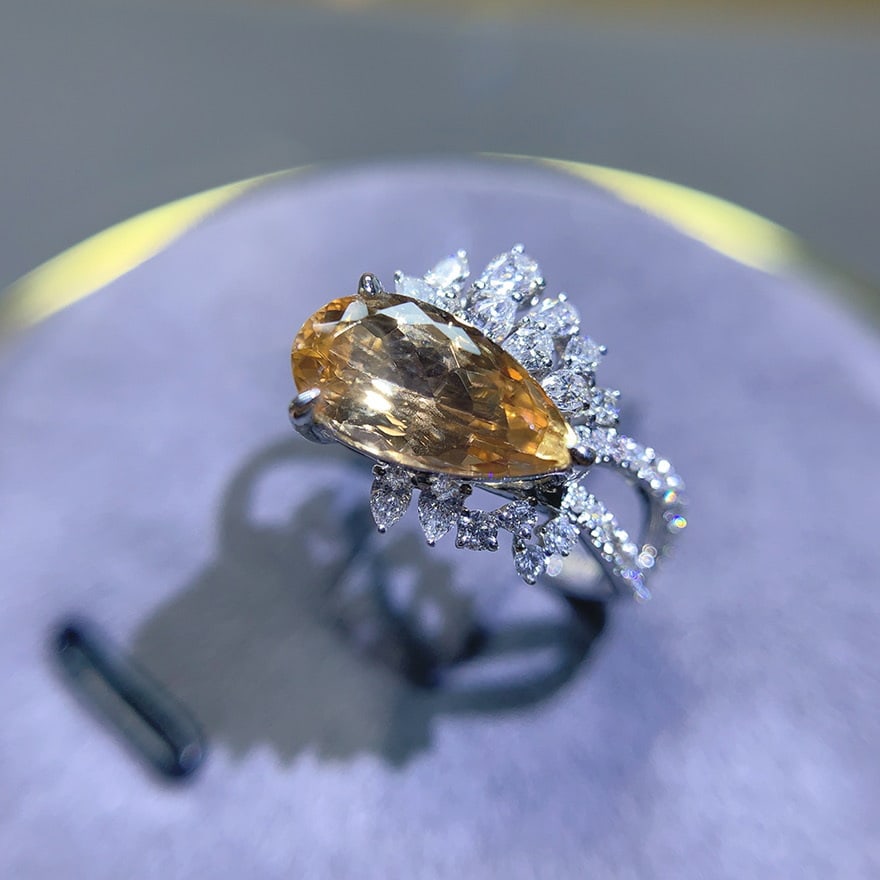 14k Gold 2.52 Ctw Natural Topaz & Diamond Ring: Ref:230976088 // gold content:14k gold // ring size:7. 25us // // main gemstone:topaz // shape:pear // carat weight:2. 06ct // color:yellow // treatment:natural // // adjacent gemstone 2 : diamond //