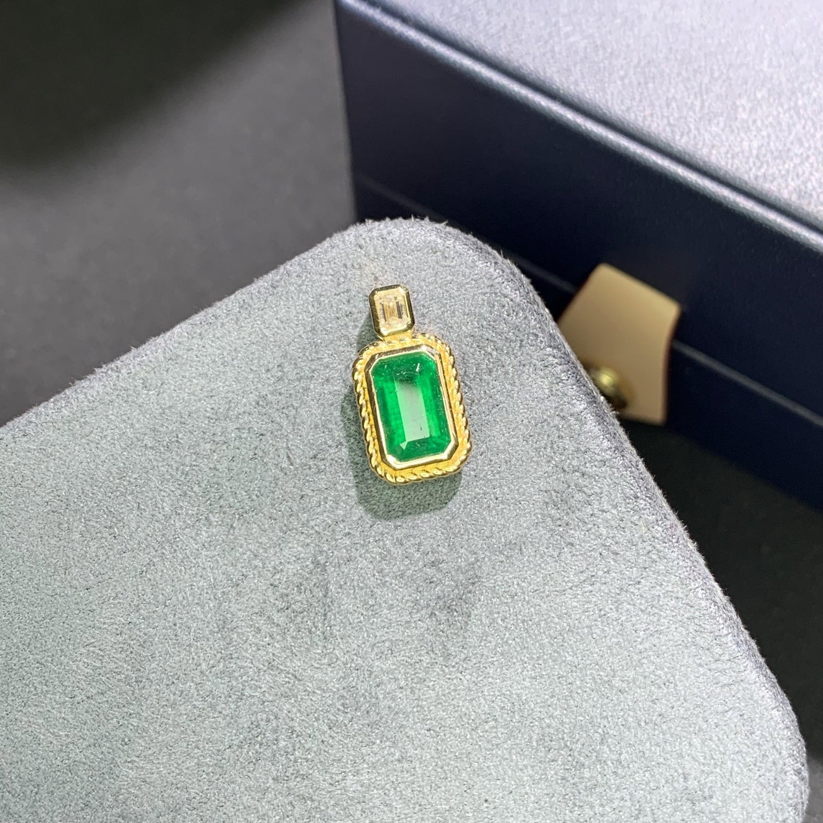 14k Gold 1.75 Ctw Vivid Green Natural Emerald & Diamond Pendant( Without Chain ) - 3
