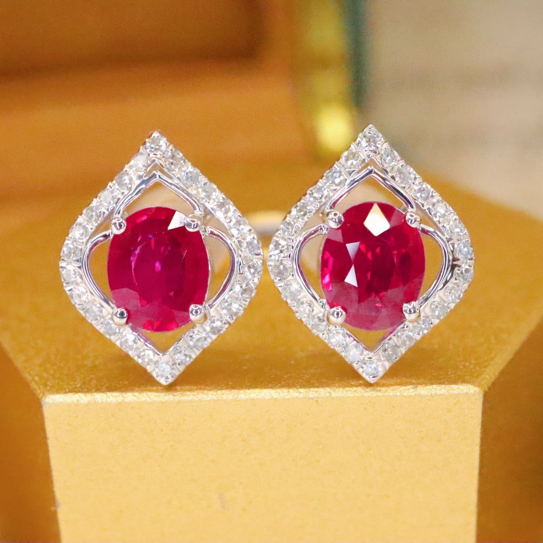14k Gold 1.26 Ctw Natural Ruby & Diamond Earrings: Ref:230976235 // gold content:14k gold // main gemstone:ruby // shape:oval // carat weight:1. 00ct // color:pigeonblood red // treatment:natural // // adjacent gemstone 2 : diamond // number of