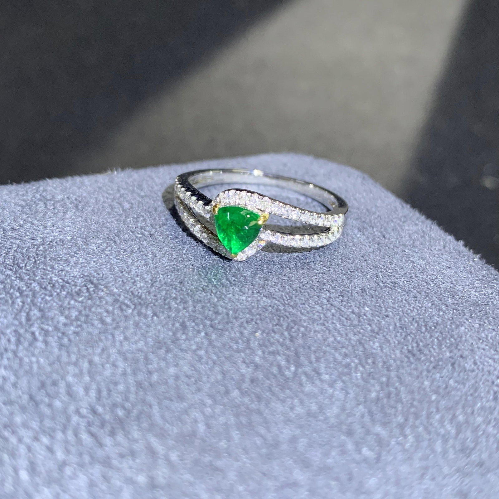 14k Gold 0.77 Ctw Vivid Green Natural Emerald & Diamond Ring - 2