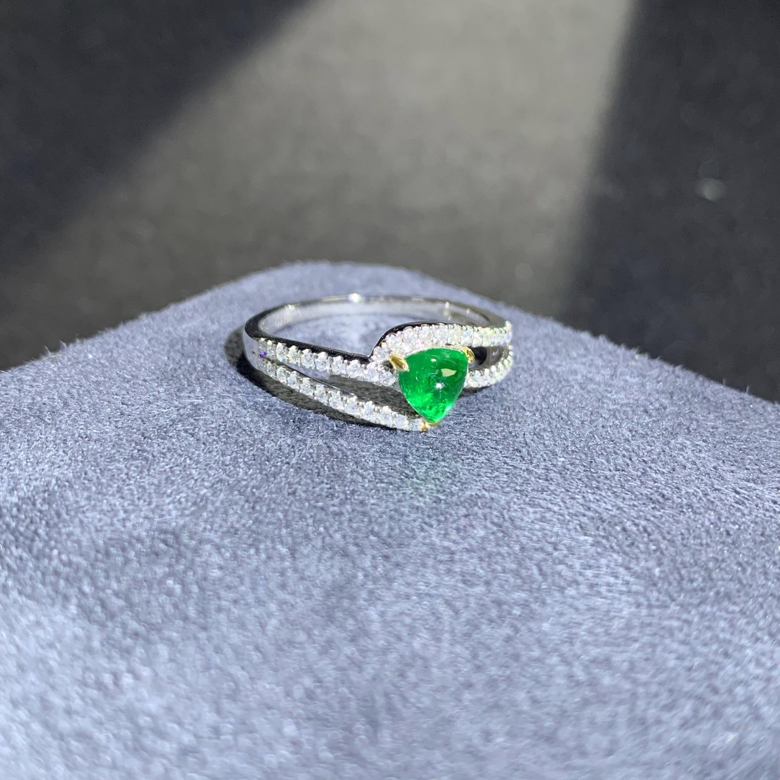 14k Gold 0.77 Ctw Vivid Green Natural Emerald & Diamond Ring - 3