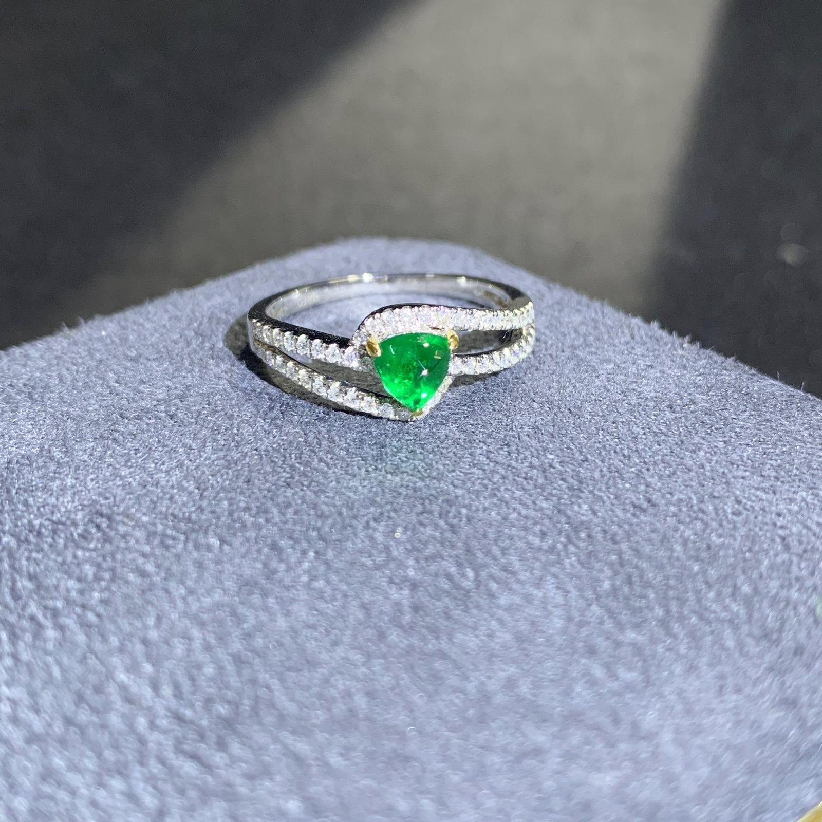 14k Gold 0.77 Ctw Vivid Green Natural Emerald & Diamond Ring - 4