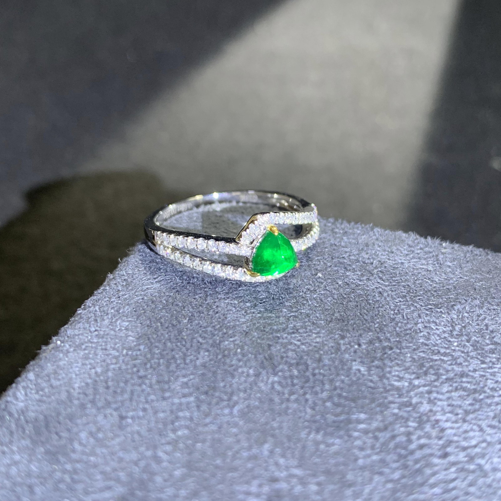 14k Gold 0.77 Ctw Vivid Green Natural Emerald & Diamond Ring - 6
