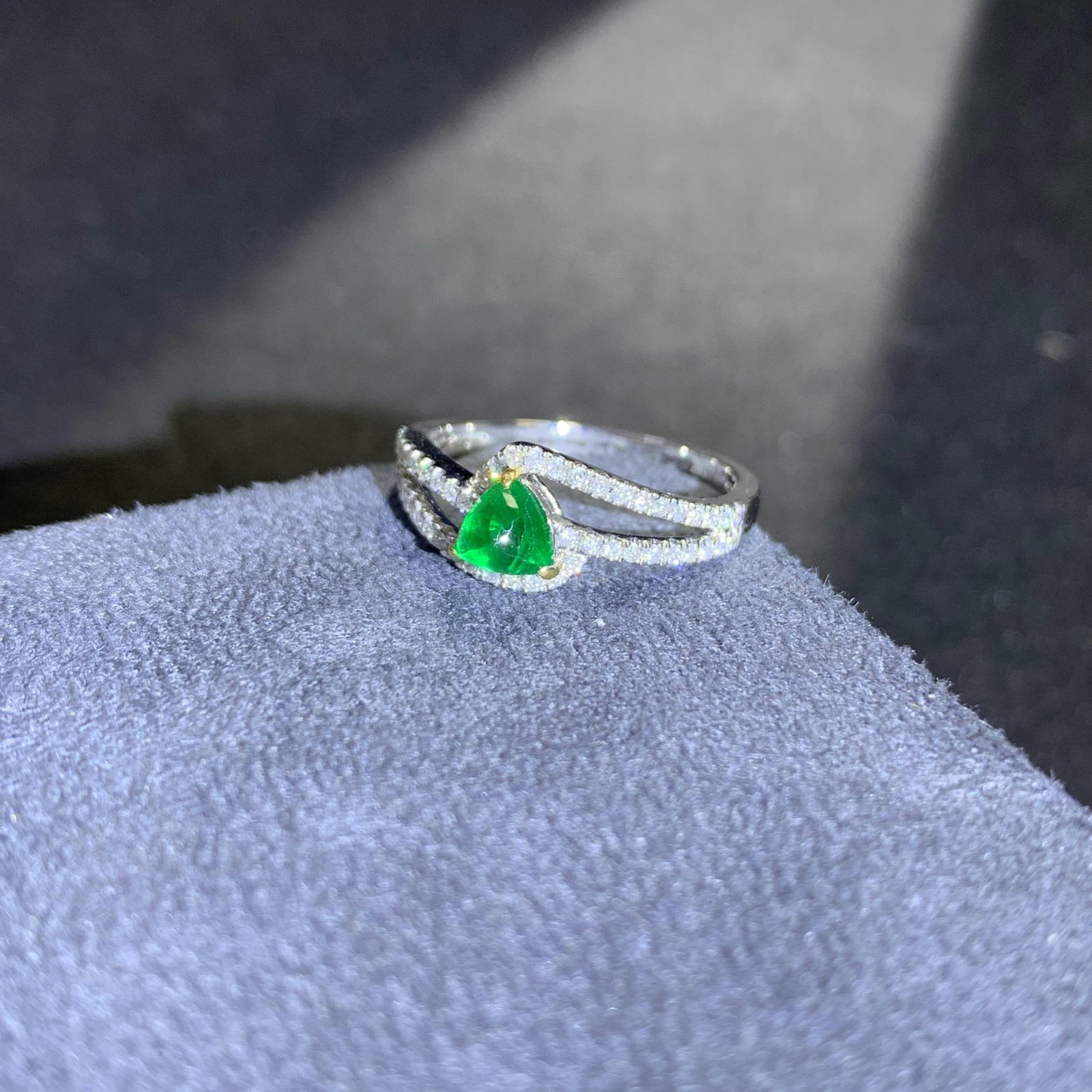 14k Gold 0.77 Ctw Vivid Green Natural Emerald & Diamond Ring - 7