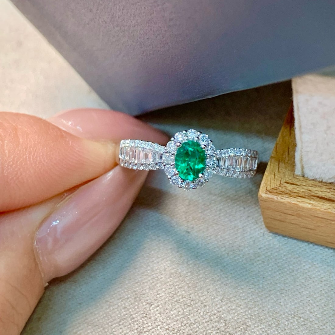 14k Gold 0.70 Ctw Vivid Green Natural Emerald & Diamond Ring - 2