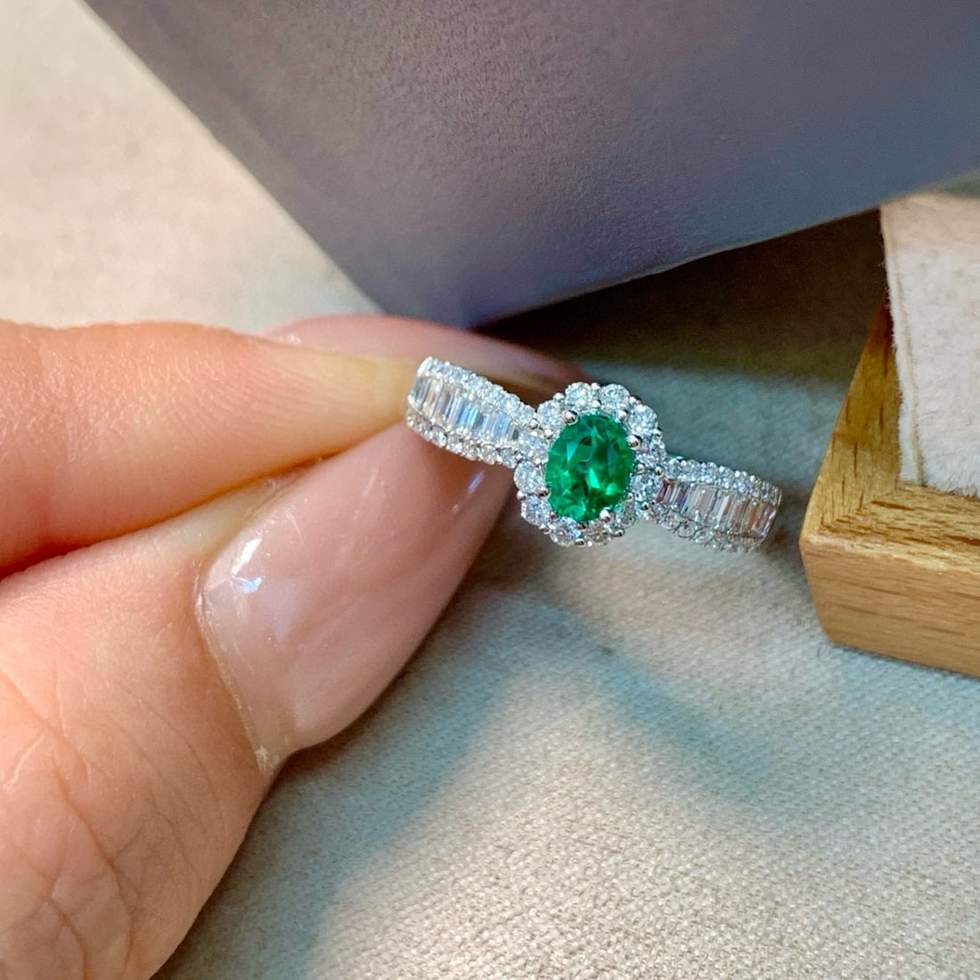 14k Gold 0.70 Ctw Vivid Green Natural Emerald & Diamond Ring - 3