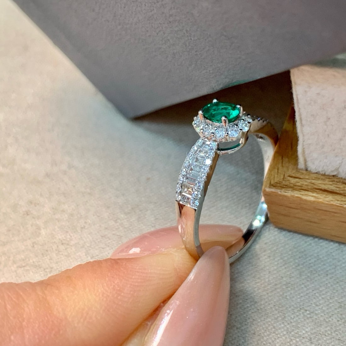 14k Gold 0.70 Ctw Vivid Green Natural Emerald & Diamond Ring - 4