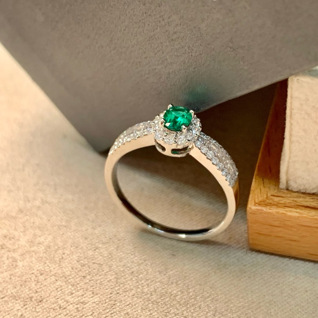 14k Gold 0.70 Ctw Vivid Green Natural Emerald & Diamond Ring - 5
