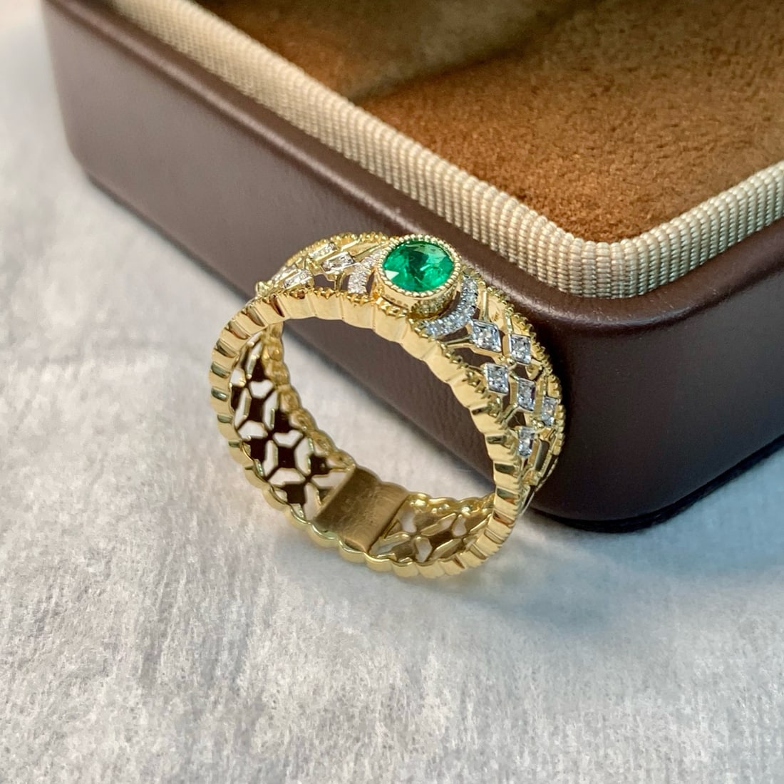 14k Gold 0.31 Ctw Vivid Green Natural Emerald & Diamond Ring - 2