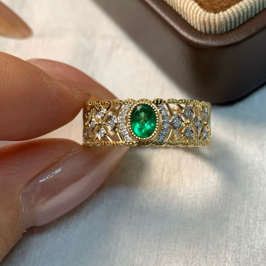 14k Gold 0.31 Ctw Vivid Green Natural Emerald & Diamond Ring - 4