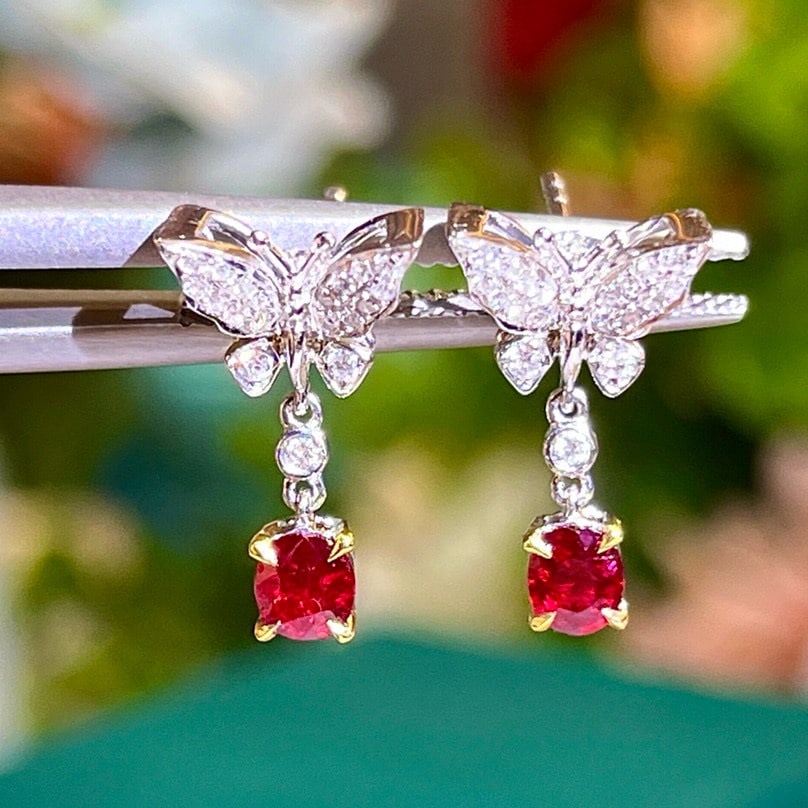 14k Gold 0.67 Ctw Natural Ruby & Diamond Earrings: Ref:230976399 // gold content:14k gold // main gemstone:ruby // shape:oval // carat weight:0. 55ct // color:pigeonblood red // treatment:natural // // adjacent gemstone 2 : diamond // shape:round //