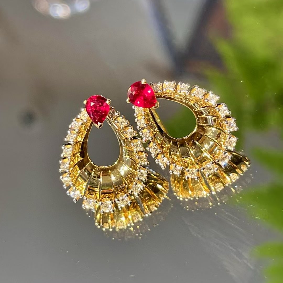 14k Gold 0.95 Ctw Natural Ruby & Diamond Earrings: Ref:230977012 // gold content:14k gold // main gemstone:ruby // shape:pear // carat weight:0. 54ct // color:red // treatment:natural // // adjacent gemstone 2 : diamond // shape:round // carat