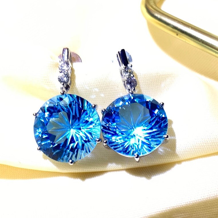 14k Gold 11.5 Ct Natural Topaz & Sapphire Earrings: Ref:230977004 // gold content:14k gold // main gemstone:topaz // shape:round // carat weight:11. 5ct // color:blue // treatment:natural // cut grade:g // // adjacent gemstone 2 : sapphire // number of