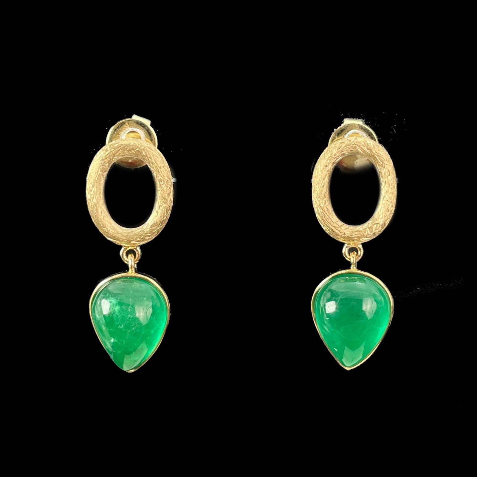 14k Gold 2.67 Ct Natural Emerald Earrings: Ref:230977034 // gold content:14k gold // main gemstone:emerald // shape:pear // carat weight:2. 67ct // color:green // treatment:natural // Low Estimate: 2600 Condition: New High Estimate: 4000