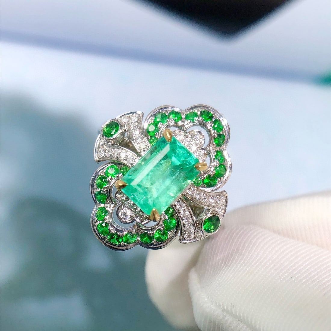 14k Gold 1.45 Ctw Natural Emerald & Diamond Ring: Ref:230977070 // gold content:14k gold // ring size:7. 25us // // main gemstone:emerald // shape:octagonal // carat weight:1. 33ct // color:green // treatment:natural // // adjacent gemstone 2 : diamo