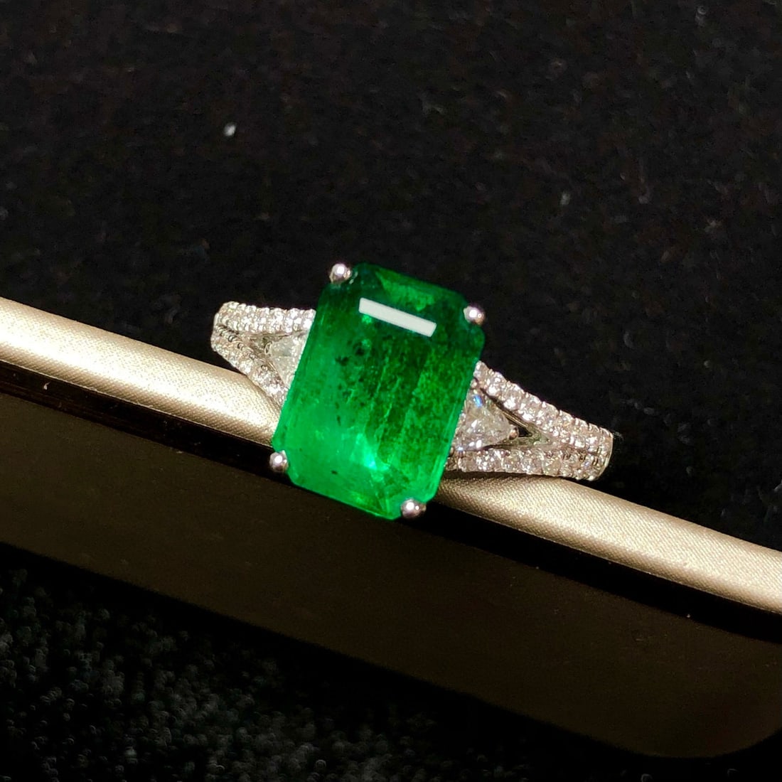 14k Gold 2.33 Ctw Natural Emerald & Diamond Ring: Ref:230977074 // gold content:14k gold // ring size:7. 25us // // main gemstone:emerald // shape:octagonal // carat weight:2. 05ct // color:green // treatment:natural // // adjacent gemstone 2 :