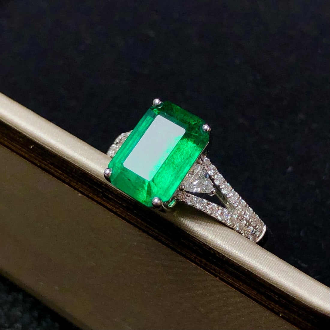 14k Gold 2.33 Ctw Natural Emerald & Diamond Ring - 4