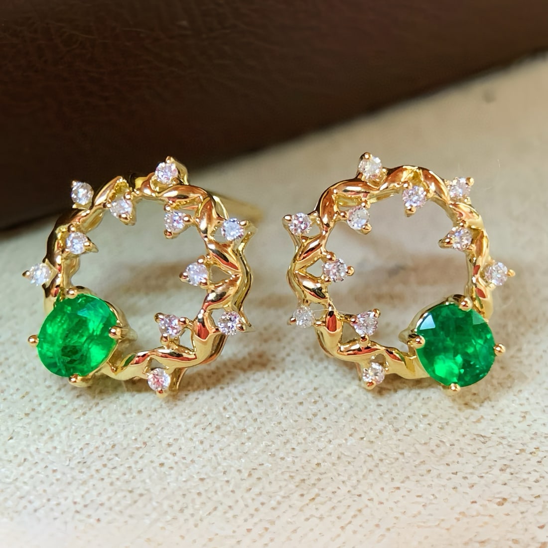 14k Gold 0.58 Ctw Natural Emerald & Diamond Earrings: Ref:230977106 // gold content:14k gold // main gemstone:emerald // shape:oval // carat weight:0. 47ct // color:green // treatment:natural // // adjacent gemstone 2 : diamond // shape:round // carat we