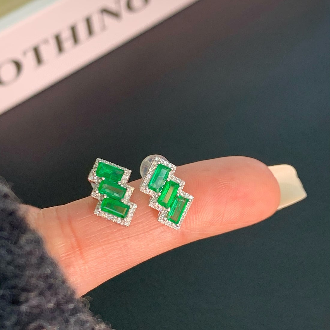 14k Gold 1.42 Ctw Natural Emerald & Diamond Earrings: Ref:230977111 // gold content:14k gold // main gemstone:emerald // shape:baguette // carat weight:1. 17ct // color:green // treatment:natural // // adjacent gemstone 2 : diamond // shape:round //