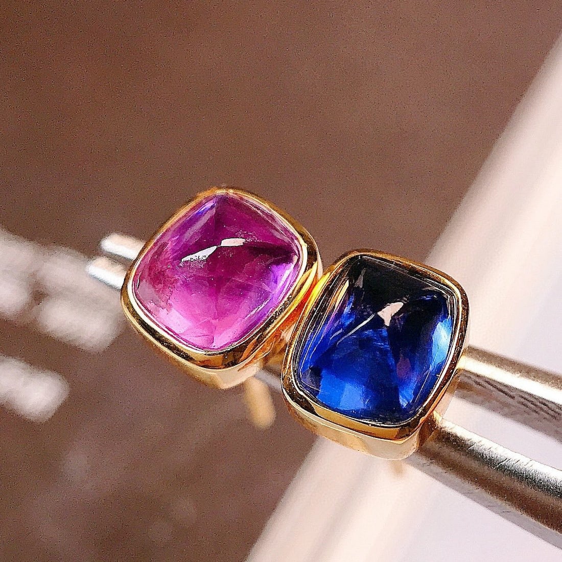 14k Gold 2.05 Ct Natural Sapphire Earrings: Ref:230977110 // gold content:14k gold // main gemstone:sapphire // shape:suger-loaf // carat weight:2. 05ct // color:pink & blue // treatment:natural // Condition: New Low Estimate: 4800.00 High Esti
