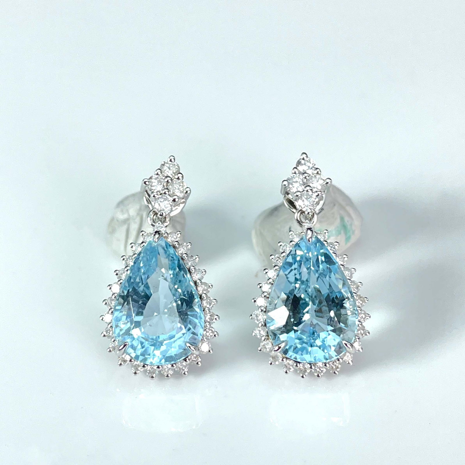 14k Gold 7.19 Ctw Natural Aquamarine & Diamond Earrings: Ref:230977239 // gold content:14k gold // main gemstone:aquamarine // shape:pear // carat weight:6. 45ct // color:santa maria color // treatment:natural // // adjacent gemstone 2 : diamond //