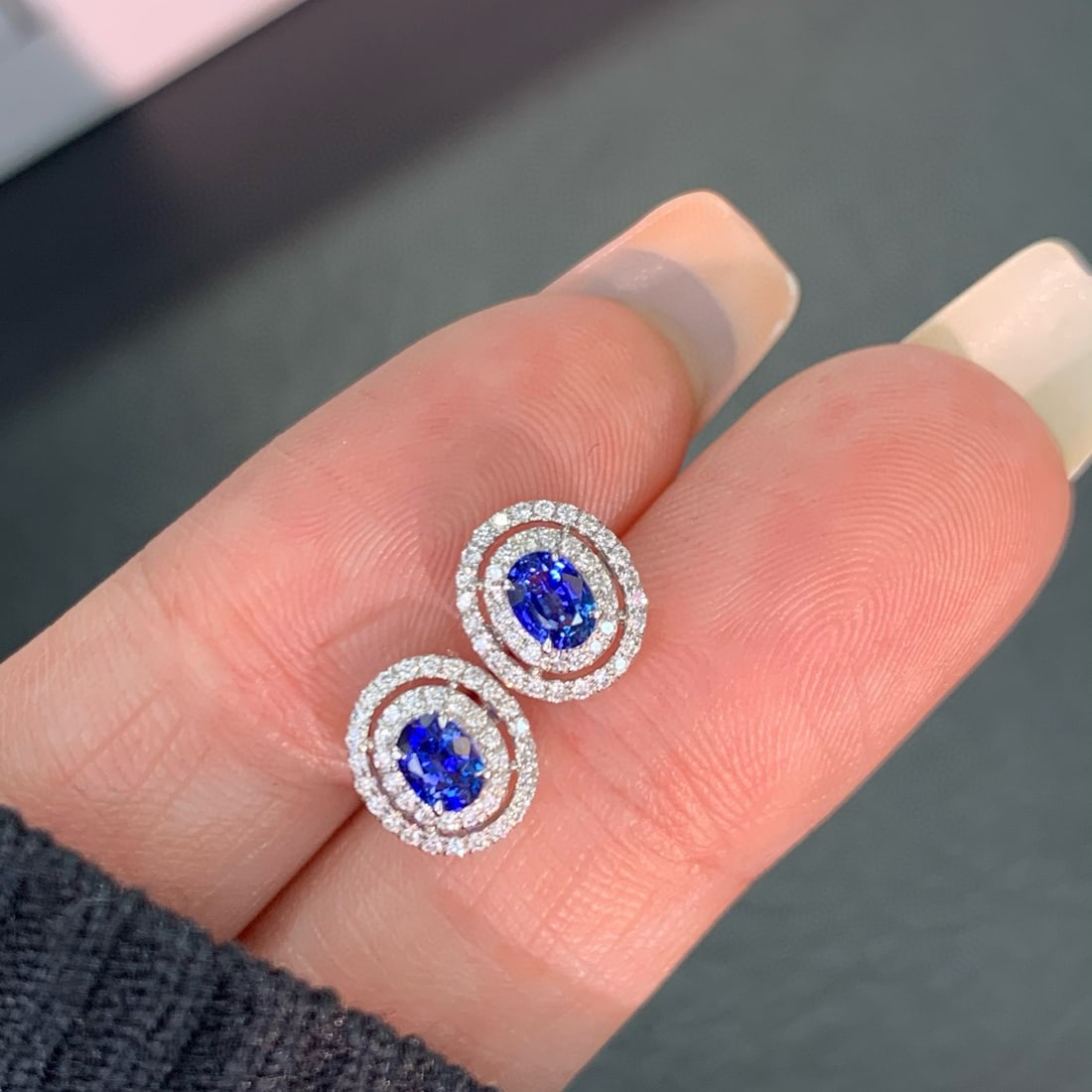 14k Gold 0.72 Ctw Natural Sapphire & Diamond Earrings: Ref:230977248 // gold content:14k gold // main gemstone:sapphire // shape:oval // carat weight:0. 48ct // color:blue // treatment:natural // // adjacent gemstone 2 : diamond // shape:round // carat
