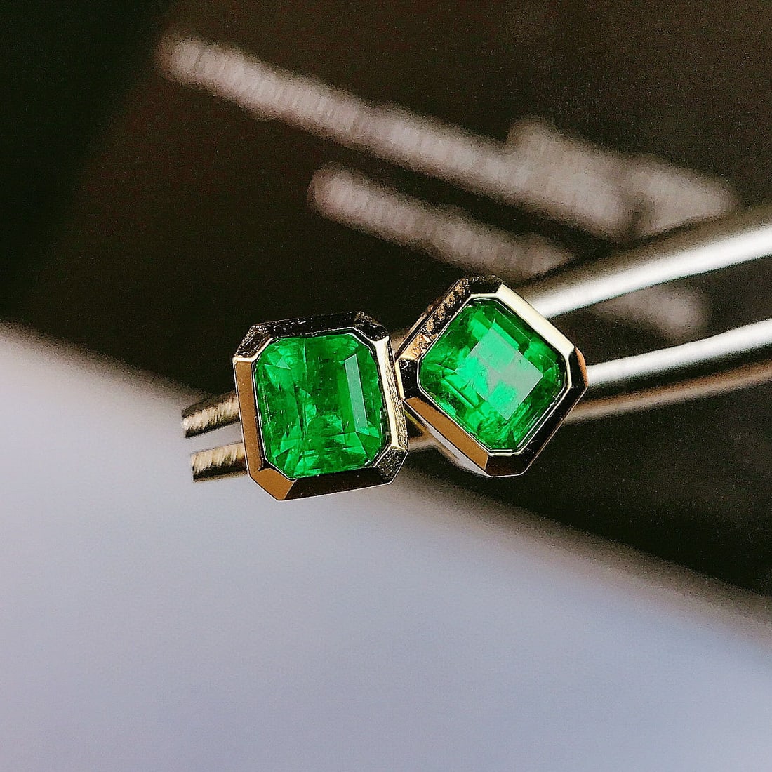 14k Gold 0.63 Ct Natural Emerald Earrings: Ref:230977250 // gold content:14k gold // main gemstone:emerald // shape:octagonal // carat weight:0. 63ct // color:green // treatment:natural // Low Estimate: 2600 High Estimate: 4000 Condition: New