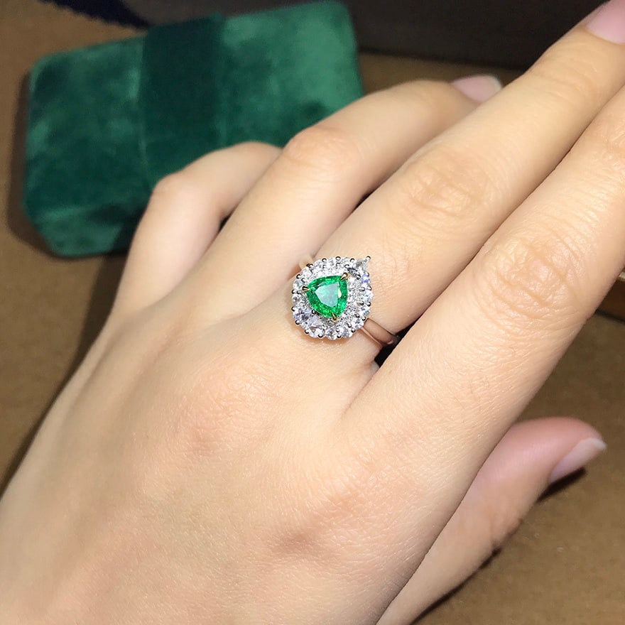 14k Gold 0.88 Ctw Vivid Green Natural Emerald & Diamond Ring - 6